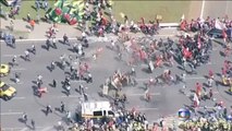 Los antidisturbios tratan de disolver las marchas contra Michel Temer en Brasil