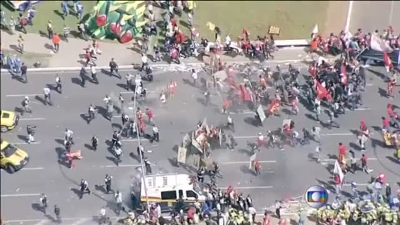 Los antidisturbios tratan de disolver las marchas contra Michel Temer en Brasil