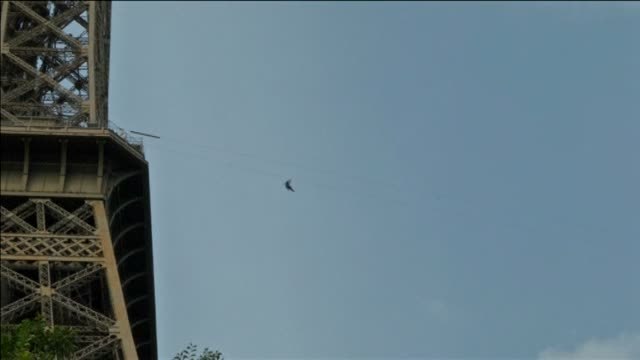 Instalan una tirolina en la torre Eiffel para los adictos a la adrenalina