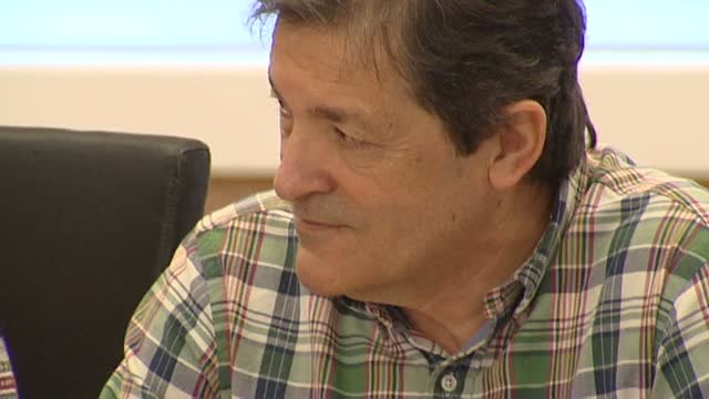 Pedro Sánchez se reúne con Javier Fernández para definir la postura en la moción de Podemos