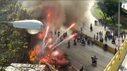 Maduro culpa a la oposición de que se prendiera fuego a un joven durante una protesta
