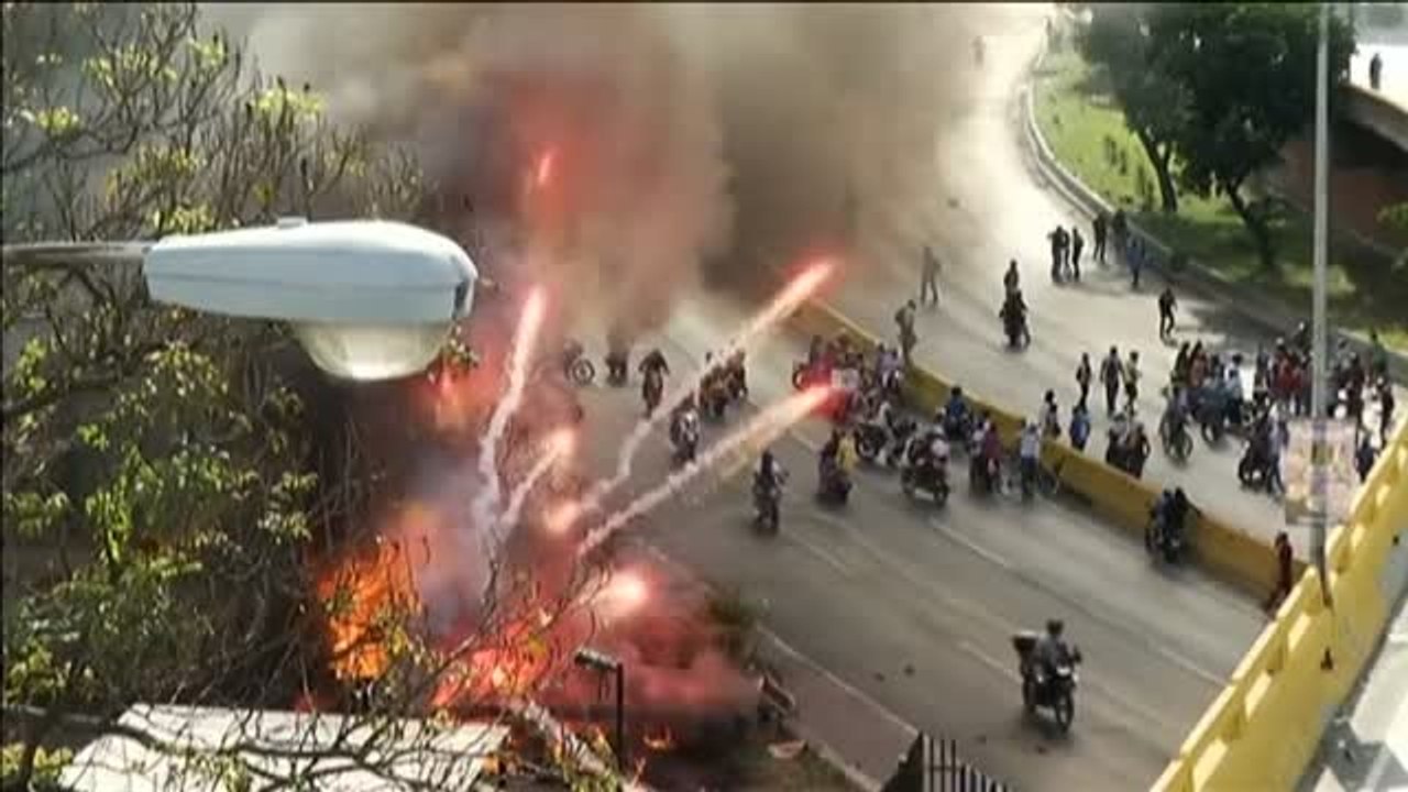 Maduro culpa a la oposición de que se prendiera fuego a un joven durante una protesta
