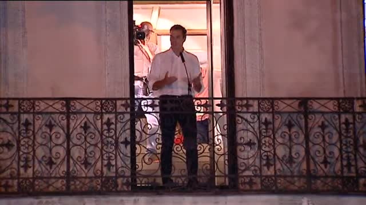 Pedro Sánchez celebra su victoria en el balcón de Ferraz