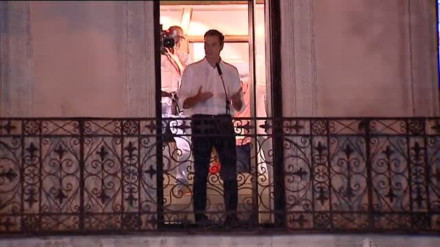 Pedro Sánchez celebra su victoria en el balcón de Ferraz