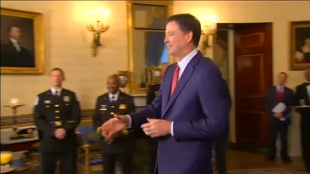 Donald Trump cesa de manera fulminante al director del FBI