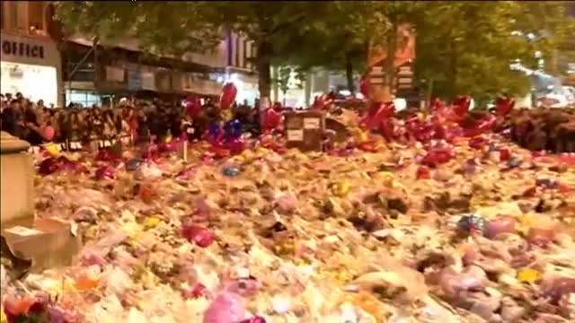 Multitudinaria vigilia en Manchester una semana después del fatídico ataque
