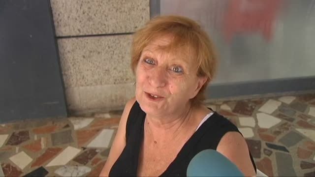 Aparece con su coche en una plaza peatonal de Sevilla y le pregunta a un policía si ya ha llegado a Badajoz