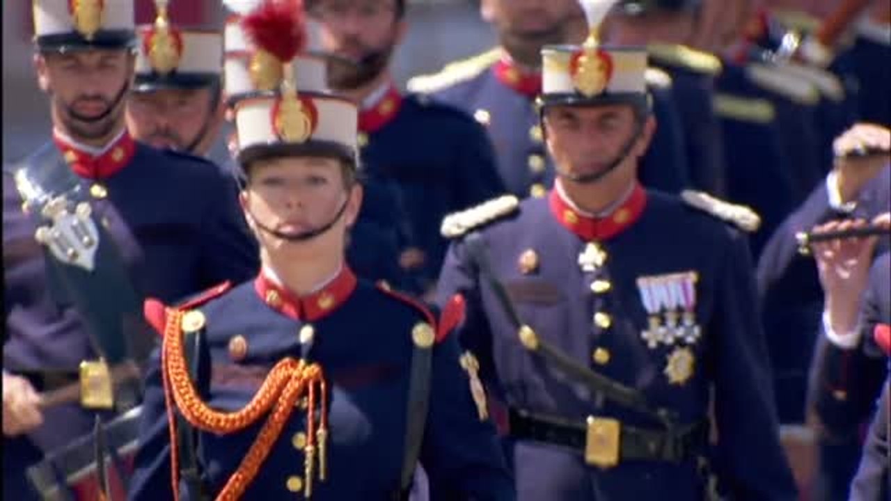 El primer desfile de la era post-crisis
