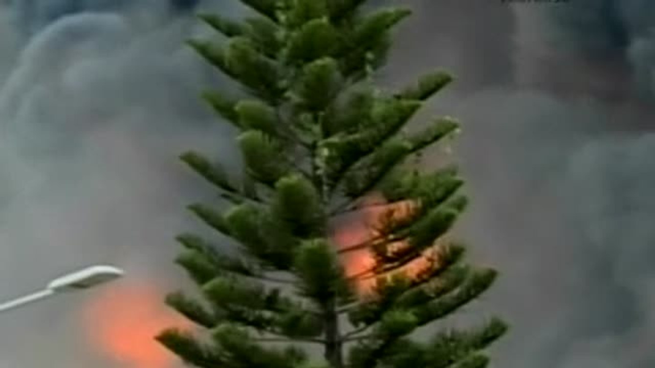 Espectacular incendio de una fábrica de neumáticos en Filipinas