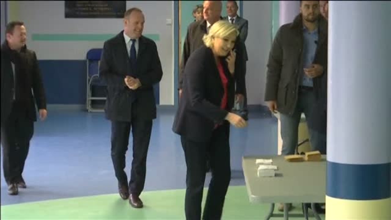 Marine Le Pen vota en su feudo electoral en Hen...