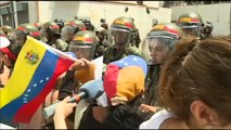 Cientos de opositoras venezolanas piden en las calles el fin de la violencia en el día de la madre