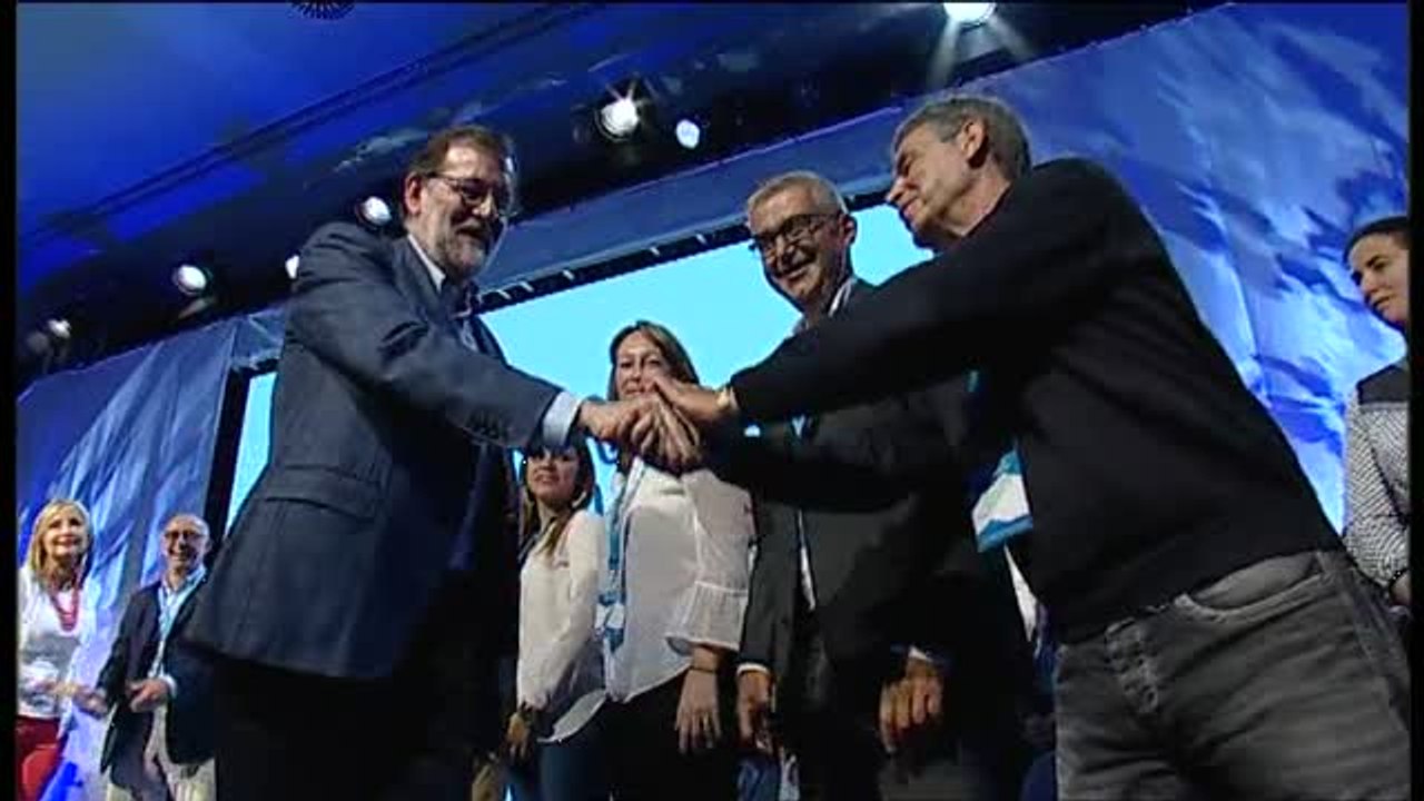 Rajoy llama a la "generosidad y grandeza" desde Canarias para sacar adelante sus presupuestos.