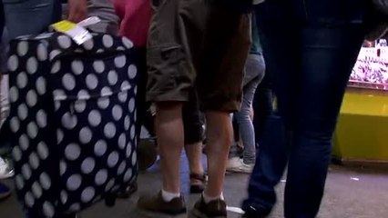 Agentes cívicos presentes en el Mercado de la Boquería para recuperar su esencia