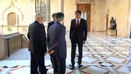 Descargar video: Puigdemont se reúne con el fiscal general del Estado en el Palau de la Generalitat