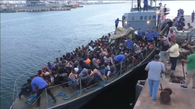 La guardia costera libia intercepta una patera con 562 migrantes