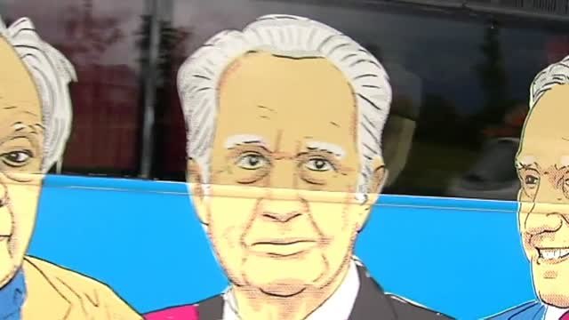 Núñez Feijoo, invitado especial del Tramabús a su llegada a Galicia