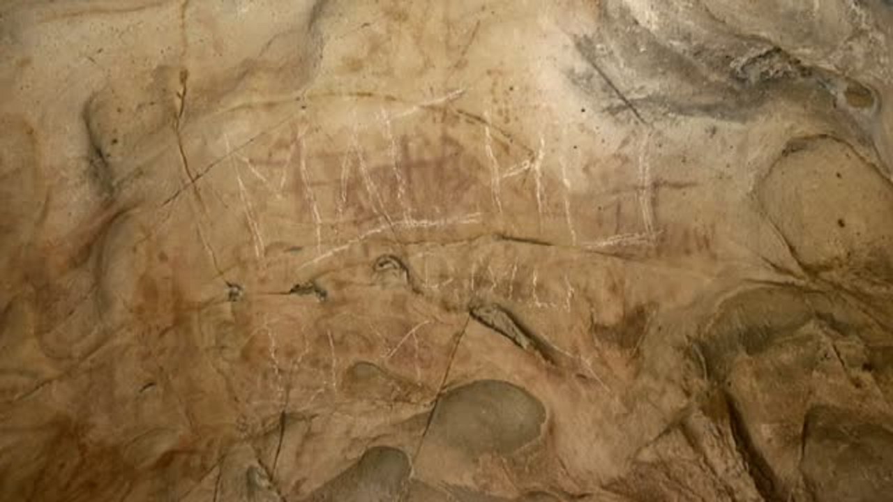 Una cueva con pinturas prehistóricas destrozada con grafittis