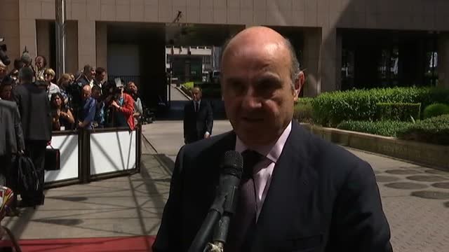 Luis de Guindos felicita a Pedro Sánchez y cree que se ha eliminado un elemento de incertidumbre