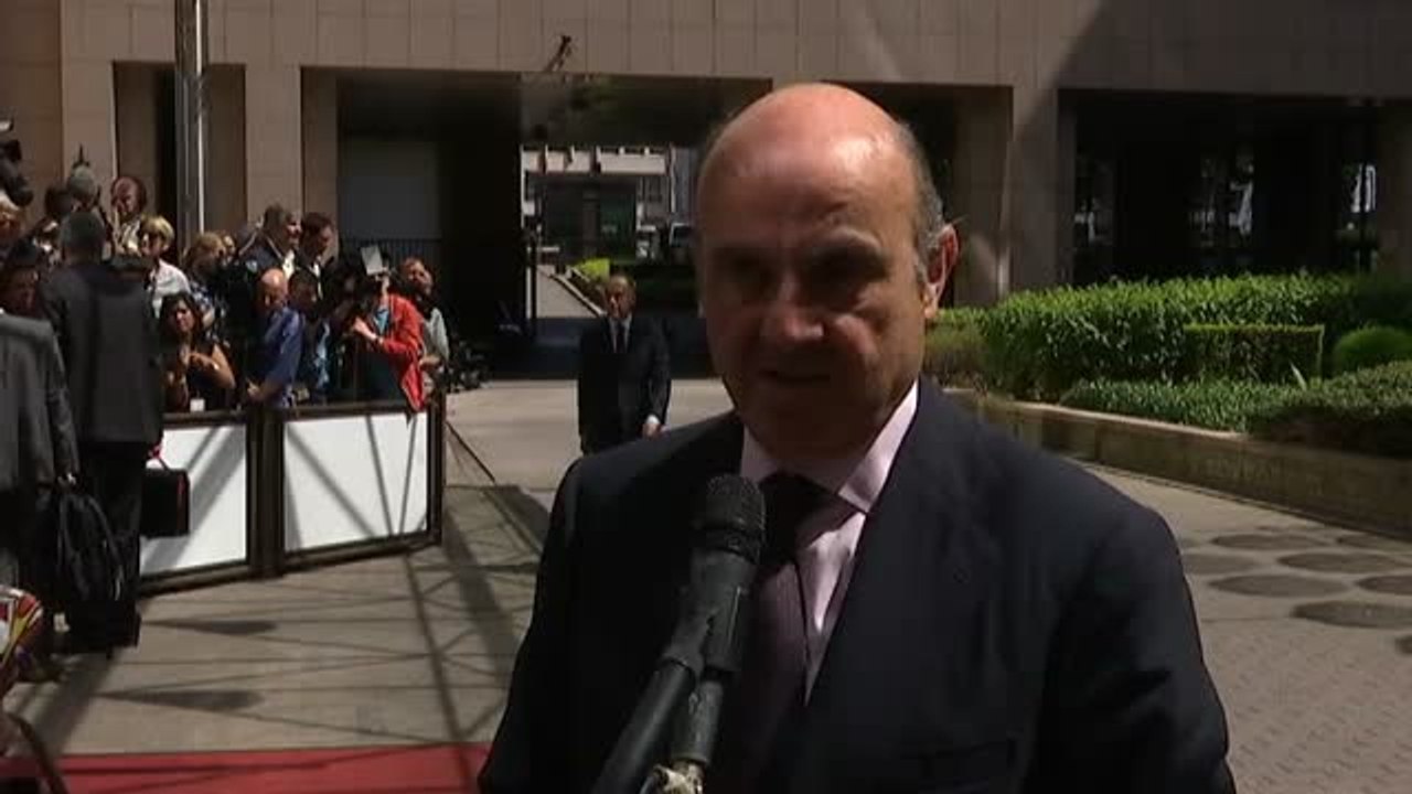 Luis de Guindos felicita a Pedro Sánchez y cree que se ha "eliminado un elemento de incertidumbre"