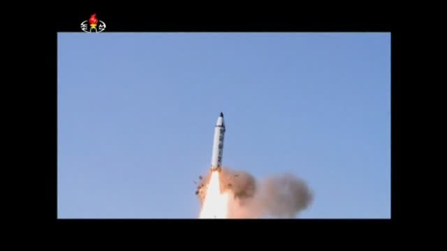 Corea del Norte lanza otro misil bajo la supervisión de Kim Jong-un