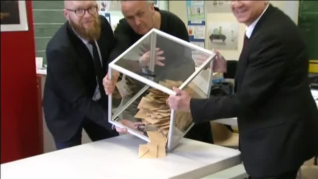 Cierran las urnas y comienza el recuento en Francia