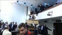 Un grupo de manifestantes irrumpe con violencia en el Parlamento de Macedonia