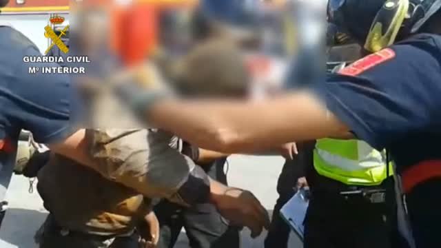 Rescatado un inmigrante oculto en un tubo de hierro de 40 centímetros de ancho