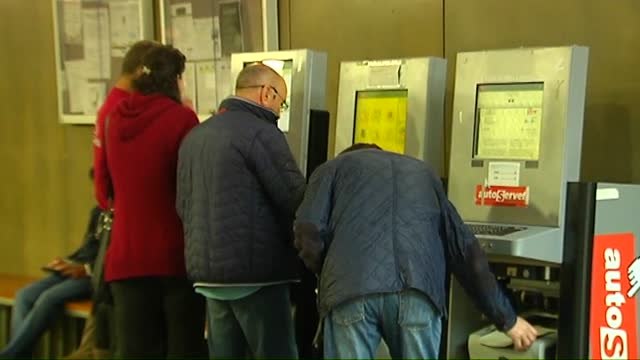 El paro baja un 3,5% en el mes de abril y se sitúa en 129.281 desempleados menos