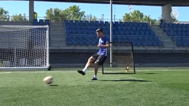 Florentino Pérez entrega a Cristiano Ronaldo una camiseta conmemorativa por sus 400 goles con el Real Madrid