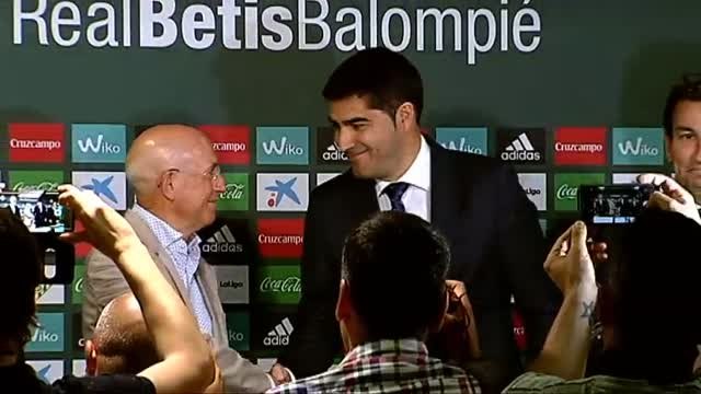El Betis presenta a su nuevo vicepresidente deportivo, Lorenzo Serra Ferrer