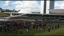 Dos mil indígenas protestan frente al Congreso brasileño