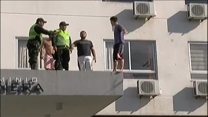 Un hombre salta al vacío desde un edificio y sobrevive