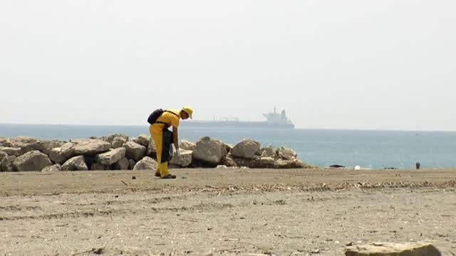 Cádiz se afana en el arreglo de sus playas tras el temporal