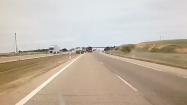 Espectacular accidente de un camión que invade el sentido contrario en la AP6 a la altura de Benavente (Zamora)