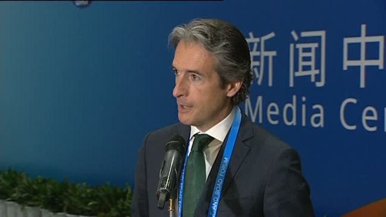 De la Serna advierte de los riesgos de una huelga de los estibadores