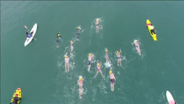 Natación solidaria en la frontera entre Tijuana y San Diego en el Océano Pacífico