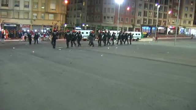 Tensión entre los aficionados del Athletic y el Betis en las inmediaciones de San Mamés