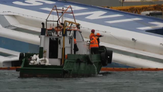 El temporal hunde un barco en Algeciras