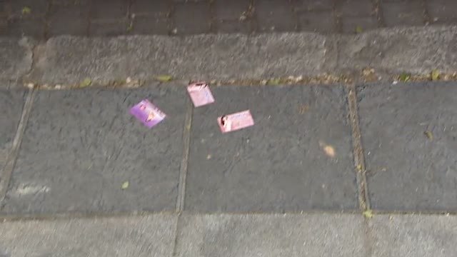 Vecinos hartos de la publicidad en sus parabrisas