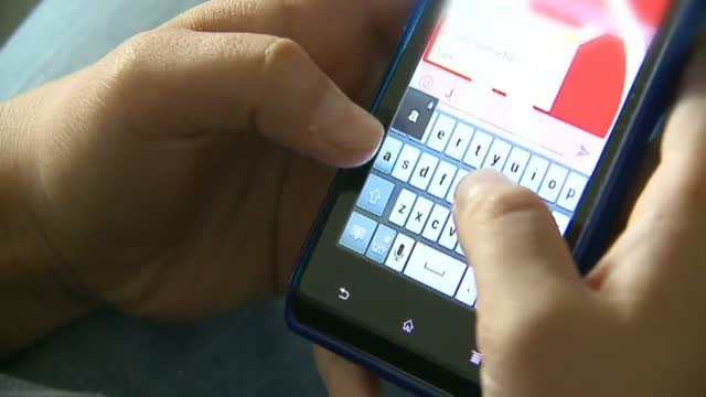 El 20 por ciento de los adolescentes reconoce estar enganchado al móvil