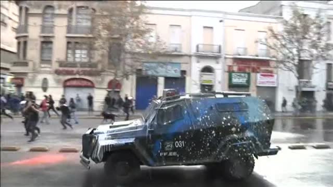 Nuevos enfrentamientos entre estudiantes y policía en Santiago de Chile
