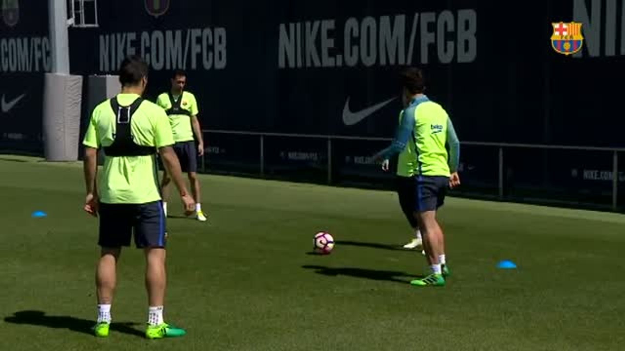 Caras alegres y risas en el entrenamiento del FC Barcelona