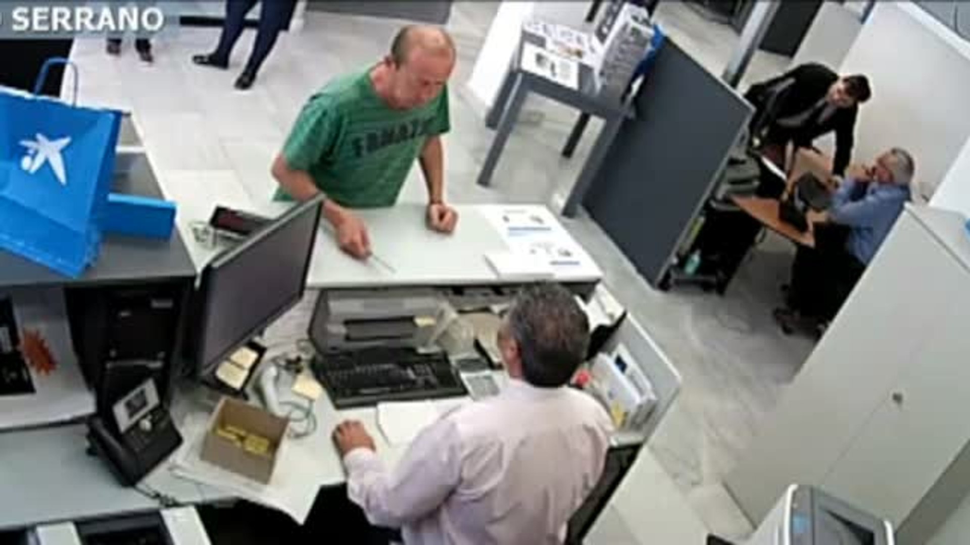 Detenido el asaltante que se ha llevado 500 euros en una sucursal bancaria  de Puerto Serrano - Vídeo Dailymotion