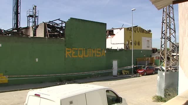 Expertos de la Guardia Civil investigan las causas de la explosión de la química de Arganda