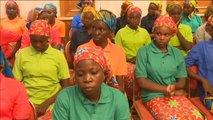 El presidente de Nigeria recibe a las 82 chicas que habían sido secuestradas por el grupo terrorista Boko Harám
