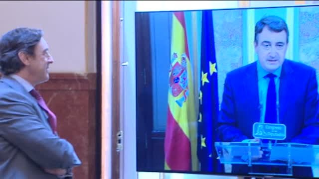 Rafael Hernando y Aitor Esteban sellan el acuerdo PP-PNV con un apretón de manos