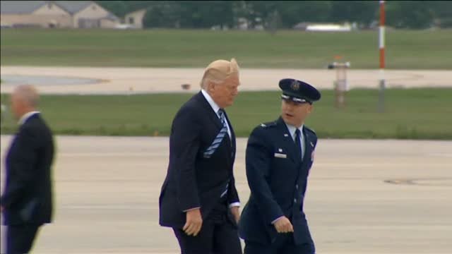 Trump vuelve a su Nueva York natal como presidente y es recibido con protestas