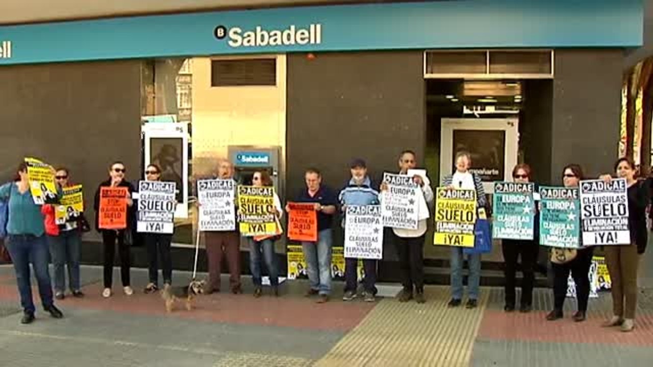 Los afectados por las cláusulas suelo denuncian la falta de respuesta por parte de los bancos