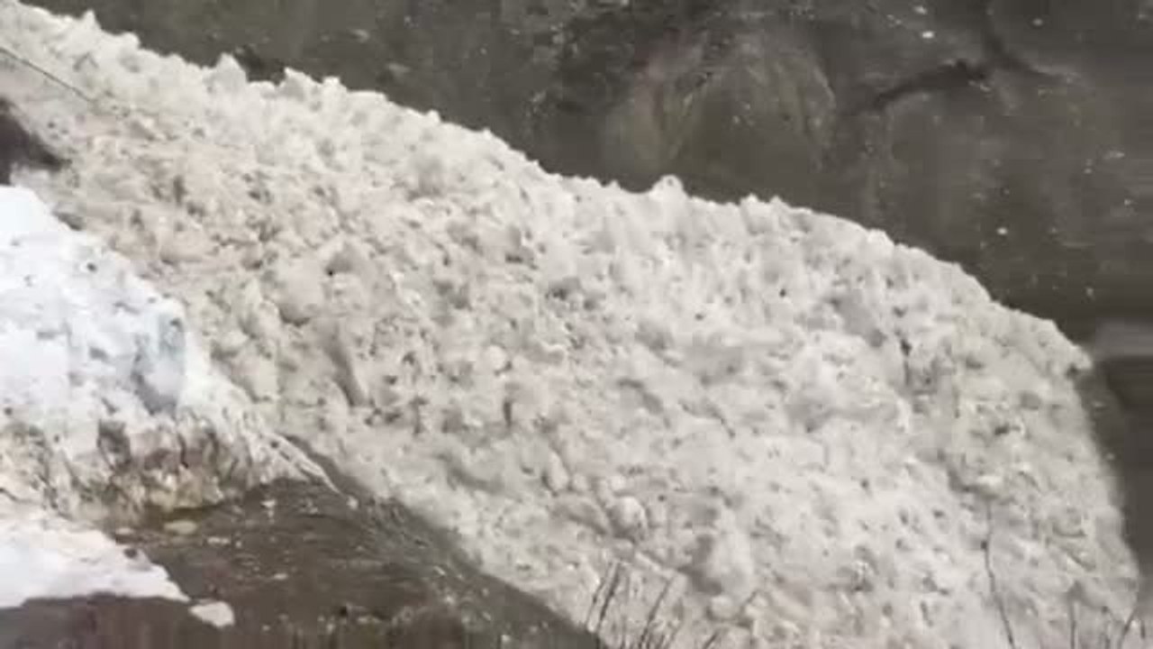 Espectacular alud grabado por un grupo de montañeros vascos en las Montañas Rocosas en Canadá