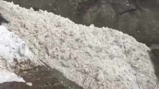 Espectacular alud grabado por un grupo de montañeros vascos en las Montañas Rocosas en Canadá